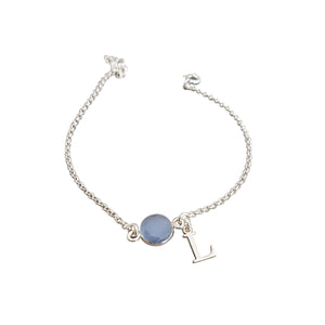 Pulsera con inicial perfilada y Calcedonia azul